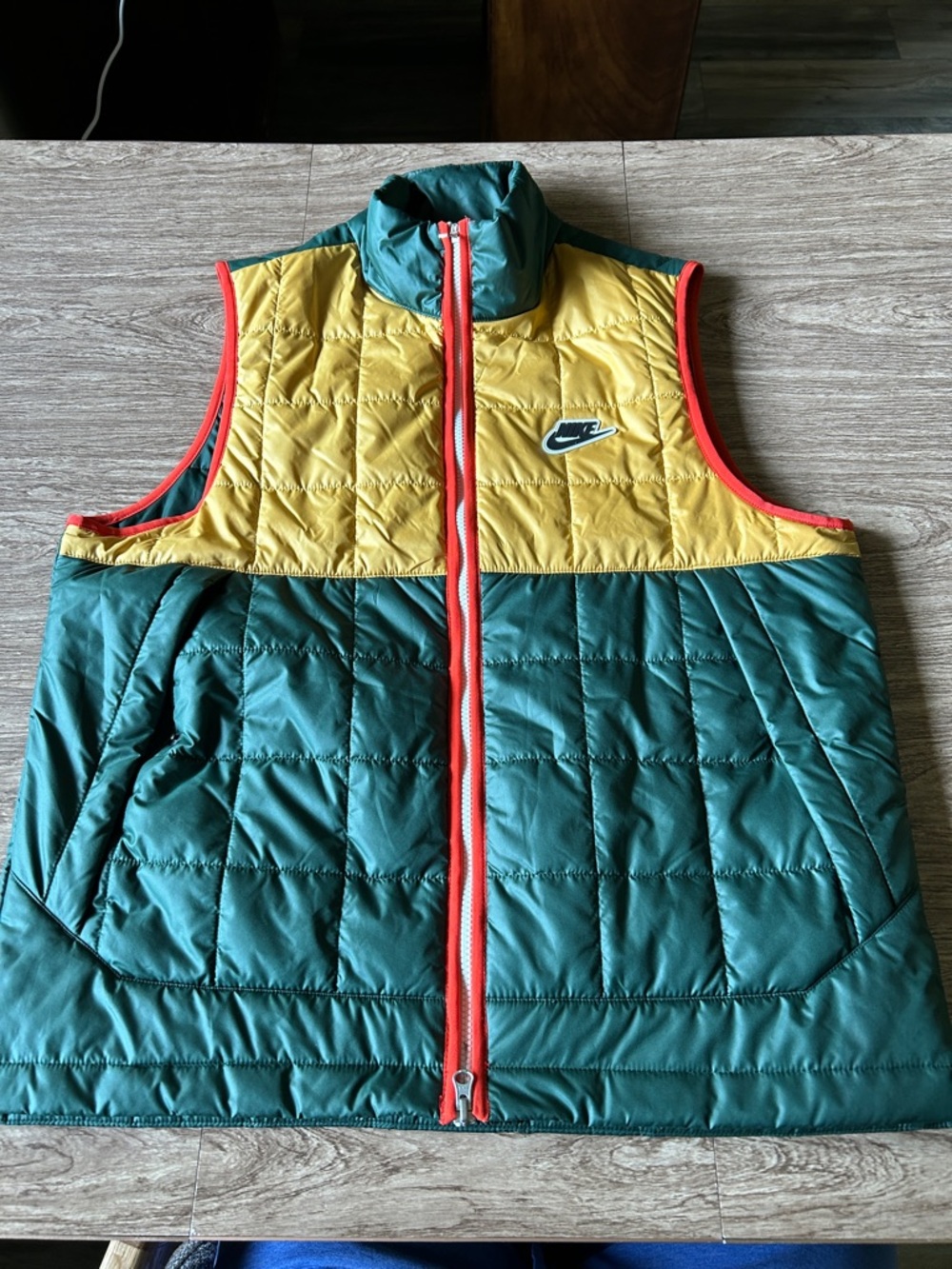Nike men’s L, like new, polyester puffer vest